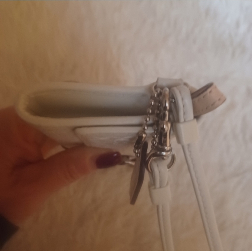 COACH WRISTLET NWOT. 8X3 BEAUTIFUL CREAM ON CREAM W/ SILVER BUCKLE . - Picture 6 of 7
